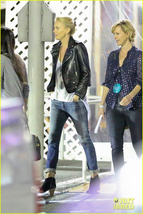 Charlize Theron & Aaron Paul Chat It Up at U2 Concert in Los Angeles Concert Outfit Ideas Women, Lauren Parsekian, U2 Concert, Stage Style, Joel Madden, True Spring, Aaron Paul, Slouchy Jeans, Nicole Richie