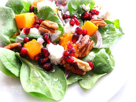 Roasted butternut squash, feta cheese, toasted pecans, red onion and a sprinkling of pomegranate arils all laying on a bed of spinach tossed in white wine vinegar and olive oil. Butternut Squash Feta, Butternut Squash Spinach, Mandarin Orange Salad, Christmas Salads, Butternut Squash Salad, Spinach Salad Recipes, Pomegranate Salad, Squash Salad, Orange Salad