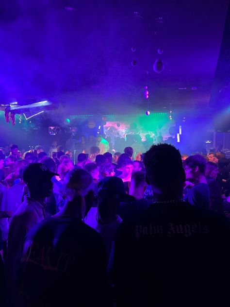 ig: sidneycastagna Clubbing In Italy, Italian Nightlife, Clubbing In Italy Aesthetic, Sicily Beach Club, Italy Night Life, European Night Club Aesthetic, Rimini Italy, Clubbing Aesthetic, Senior Trip