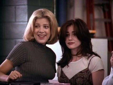 Brenda 90210, Estilo Rachel Green, 90210 Fashion, Brenda Walsh, Heathers Movie, Blonde Bob Haircut, Avengers Girl, 90s Fashion Women, Tori Spelling