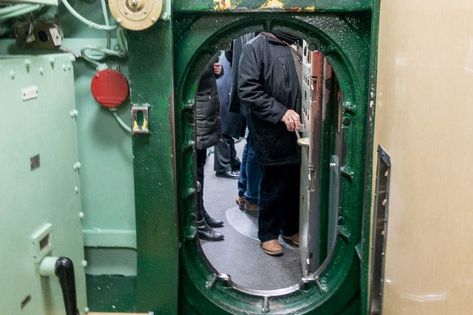 Inside Of A Submarine, Us Submarines, Electronic Technician, Seawolf Class Submarine, Submarine 2010, Us Navy Submarines, Hood Canal, I-400 Submarine, Nuclear Submarine