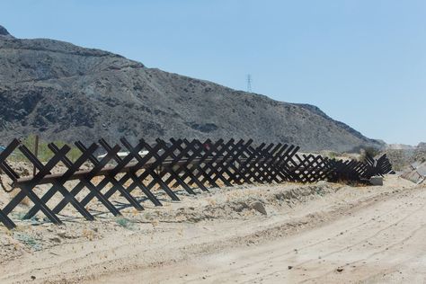 Travel every mile of the border with an interactive digital map that includes 360-degree video and shows all border fencing. Us Mexico Border Wall, Us Mexico Border, Interactive Storytelling, Image Border, Best Table Saw, Border Art, Fence Post Caps, Mexico Border, Mexican Border