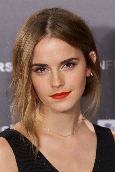 Emma Watson at the Regression photo call in Madrid on August 2015. (Photo by Juan Naharro Gimenez/Getty Images) Looking for a few good books to add to your... Celebrity Eyebrows, Emma Watson Hair, The Beauty And The Beast, Bright Lips, Emma Thompson, Hair Color Auburn, Auburn Hair, Teen Vogue, Homecoming Hairstyles