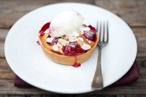 http://www.britishlarder.co.uk/raspberry-frangipane-tart-honey-and-raspberry-ice-cream/ Honey Ice Cream, Frangipane Tart, Decadent Food, Ice Cream Mix, Raspberry Ice Cream, Bakewell Tart, Rich Desserts, Pie Tart, Sweet Pie