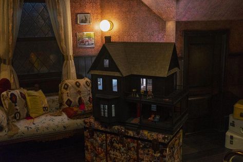 The New Sabrina Spellman Lives In A Perfectly Witchy Teen Bedroom | HuffPost #vintageBedroom Sabrina Costume, Blue Teen Girl Bedroom, Eclipse Lunar, Chilling Adventures Of Sabrina, Sabrina Spellman, Iron Bed, Vintage Bedroom, Teenage Bedroom