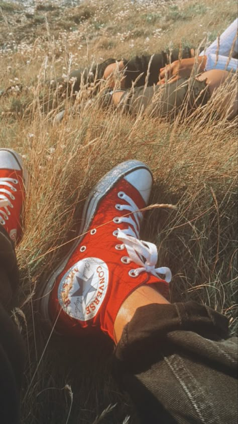 Red converses James Potter Red Converse, Orange Converse Aesthetic, Aesthetic Red Converse, Red Converse Outfit Ideas, Red Converse Aesthetic, Red Hightop Converse, Converse Outfit Ideas, Retro Converse, Red Converse Outfit