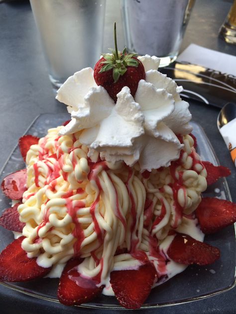 Spaghetti ice cream. Germany 7/17/15 Spaghetti Ice Cream Germany, German Ice Cream, Spaghetti Ice Cream, Pretty Desserts, Strawberry Art, Disney World Food, Historical Quotes, Pasta Shapes, Healthy Foodie