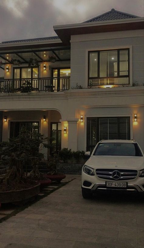 Car And House Aesthetic, Car Infront Of The House, Million Dollar Homes Dream Houses, Manifest House Dream Homes, Old Money Small House, Small Old Money House, Casas Old Money, New Money House, Old Money House Aesthetic