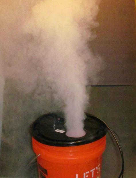 Water Only Fog Machine (No Dry Ice, No Fog Juice) Haunted Props, Haunted Trail, Cheap Halloween Diy, Boo Bash, Cheap Diy Halloween Decorations, Scary Halloween Decorations Outdoor, Hallowen Ideas, Halloween Props Diy, Homemade Halloween Decorations