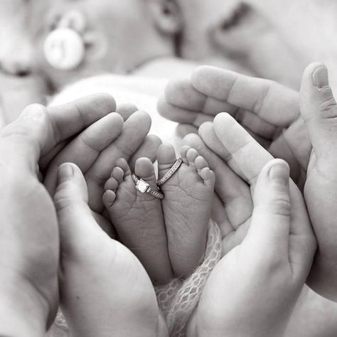 baby feet Vom Avea Un Copil, Photo Bb, Baby Fotografie, Newborn Photography Boy, Baby Pictures Newborn, Newborn Family Photos, Newborn Photography Poses, Newborn Baby Photoshoot, Baby Poses