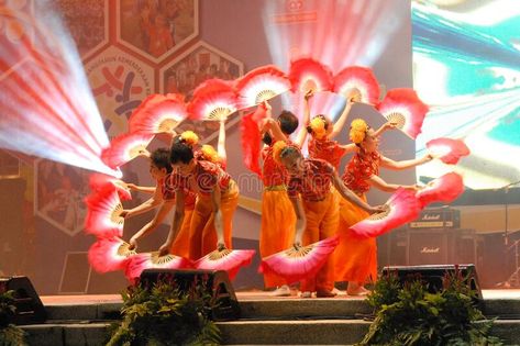 Fan Dance Chinese, Vietnamese Fan Dance, Chinese Fan Dance, Traditional Chinese Fan, Traditional Chinese Dance, Dance Editorial, Chinese Fans, Chinese Dance, Chinese Fan