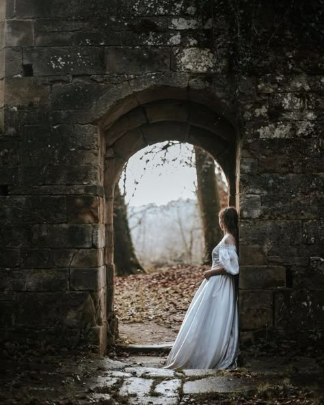 Princess Photo Shoot, Cute Senior Pictures, Fairytale Photoshoot, Shooting Couple, Fairy Photoshoot, Breath Of Life, Fairytale Aesthetic, Foto Top, Prom Poses