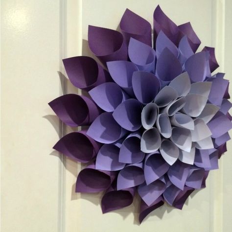 variegated purple paper dahlia Paper Flower Templates Free Printable, Dahlia Paper Flowers, Diy Paper Flower Wall, Free Paper Flower Templates, Paper Flower Wall Art, Paper Flowers Diy Easy, Paper Dahlia, Easy Paper Flowers, Paper Plants