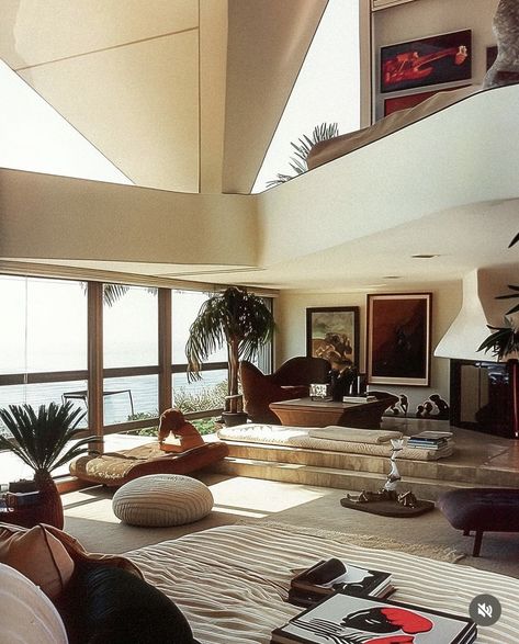 80s Home Architecture, Miami Vice Home Decor, 80s Los Angeles Aesthetic, 1980s Modern Interior Design, 2000s Home Interior, 80s Beach House, 80s Modern House, 1980s House Exterior, Lenny Kravitz Home