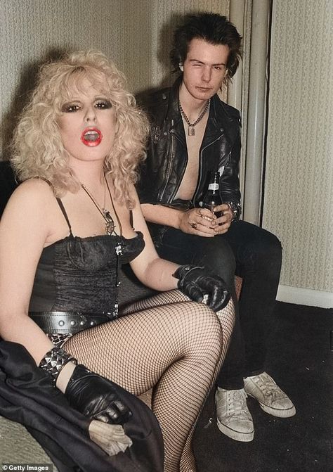 Sid And Nancy Costume, Sid Vicious Nancy, Nancy Spungen, Punks 70s, Chica Punk, Sid And Nancy, 70s Punk, Chelsea Hotel, Punk Rock Outfits