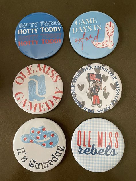 Pin Back Buttons Ideas, Button Designs Ideas, Cute Button Pins, Gameday Pin Ideas, Game Day Pin, Gameday Button Ideas, Game Day Pins, Gameday Pin, College Buttons