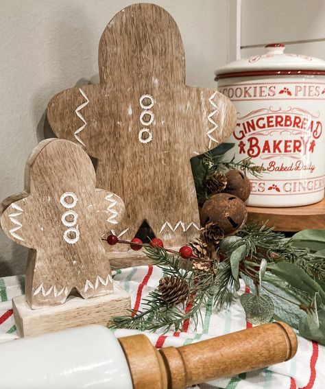 Gingerbread Tablescape, Wood Gingerbread Man, Christmas Decor Blue, Wood Gingerbread, Christmas Potluck, Gingerbread Christmas Tree, Gingerbread Diy, Gingerbread Christmas Decor, Christmas Decorations Bedroom