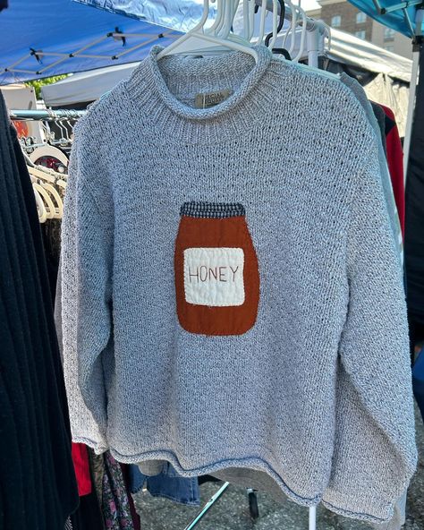 Some of my favs from Vintage Fest this past weekend! ✨✨✨ Scrap Fabric Sweatshirt, Patch Sweatshirt Ideas, Sewing Patches On Clothes, Patchwork Clothes Diy, Sweatshirt Ideas, Upcycling Clothes, Diy Patch, Patch Sweatshirt, Patchwork Hoodie