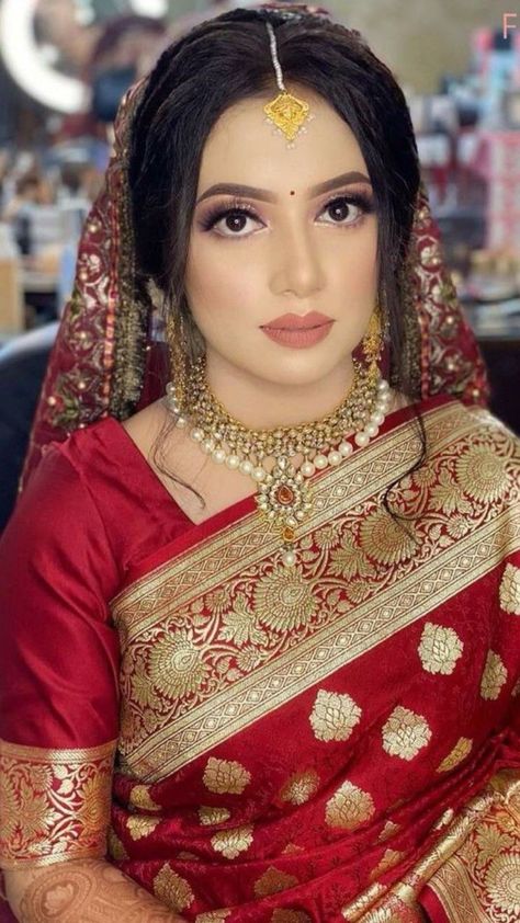 Reception Makeup Indian Bride Saree, Marathi Bride Reception Look, Reception Red Saree For Bride, Makeup For Red Saree, Red Saree Makeup Look, Akdh Outfit, Red Saree Bride, Garhwali Bride, Reception Look Bride Indian