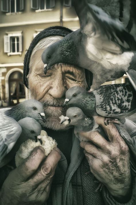 Bird People, Old Faces, Foto Art, Jolie Photo, People Of The World, 인물 사진, Old Man, Get Better, Animals Friends