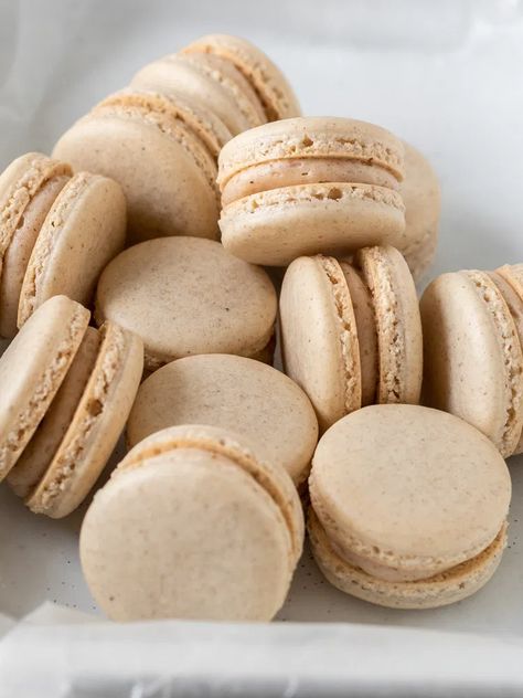 Apple Spice Macarons, Apple Pie Macarons Recipe, Apple Macarons Recipe, Apple Cider Macarons, Caramel Apple Macarons, Apple Pie Macarons, Thanksgiving Macarons, Apple Macarons, Fall Macarons