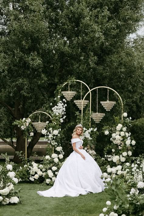 Luxury Wedding Arch, White Wedding Arch, Forest Theme Wedding, Wedding Entrance Decor, Indoor Wedding Ceremonies, Wedding Stage Design, Wedding Planning Decor, Wedding Backdrop Design, Wedding Backdrop Decorations