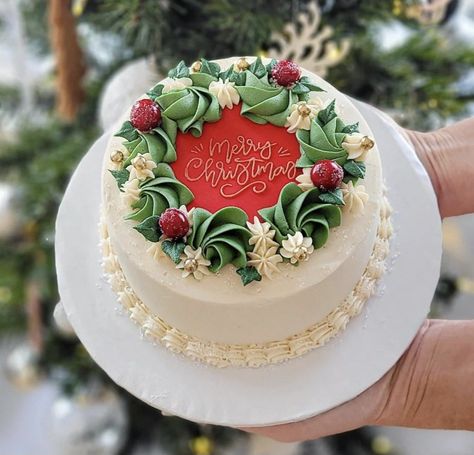 Christmas Mini Cake Designs, Simple Christmas Cakes Ideas, Wreath Cake Christmas, Christmas Theme Cakes, Christmas Cake Ideas Buttercream, Christmas Cake Ideas Decoration Simple, Christmas Cake Ideas Fondant, Christmas Cake Designs Buttercream, Christmas Theme Cake Ideas