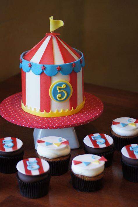 Circus tent birthday smash cake with matching cupcakes #circuscakes Carnival Themed Cakes, Carnival Birthday Cakes, Cake With Matching Cupcakes, Circus Birthday Cake, Circus Theme Cakes, Hiking Family, Circus Cakes, Carnival Cakes, Circus Cake