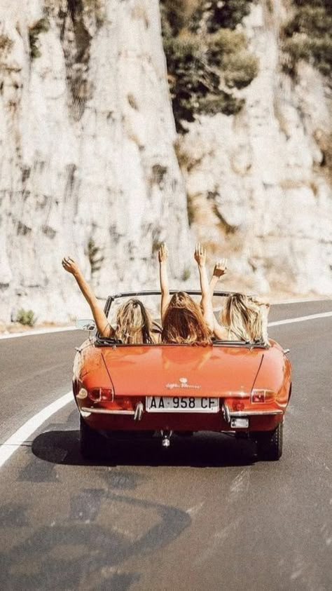 Girls Road Trip, Summer Shots, Summer Roadtrip, Sister Poses, And Just Like That, Brown Aesthetic, Best Friend Pictures, Retro Aesthetic, Friends Photography