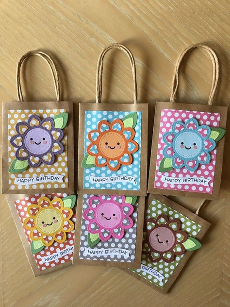 Paper Bag Decoration, Paper Bag Design, Decorated Gift Bags, Gift Bags Diy, Birthday Paper, Floral Paper, Creative Gift Wrapping, Paper Gift Bags, Paper Bags