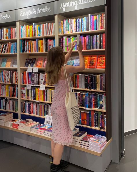 Bookshop Outfit Aesthetic, Bookshop Aesthetic Outfit, Library Worker Aesthetic, Book Store Date Outfit, Bookstore Date Outfit, Bookshop Outfit, Bookstore Outfit Aesthetic, Bookstore Date Aesthetic, Bookstore Aesthetic Outfit