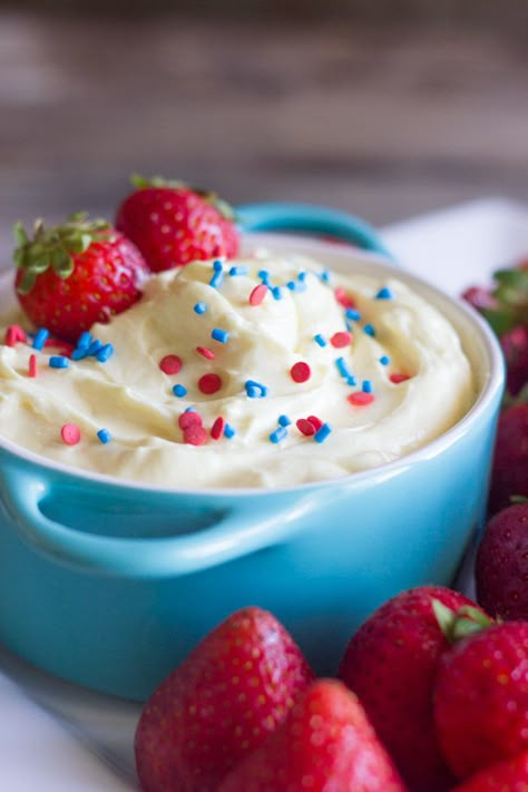 My Easy Creamy Vanilla Pudding Fruit Dip is a must try! Comes together quickly with only three ingredients and so good with fresh strawberries! Vanilla Pudding Fruit Dip, Pudding Fruit Dip, Easy Fruit Dip, Dips Sweet, Fruit Dips, Fruit Dips Recipes, Apple Cinnamon Oatmeal, Dips Recipes, Oatmeal Bread