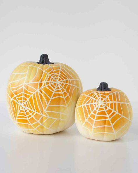 ombre spider web pumpkins No Carve Pumpkin Decorating, Spider Crafts, Pumpkin Carving Designs, Spooky Halloween Party, Pumpkin Projects, Creative Pumpkins, Diy Pumpkin, Pumpkin Crafts, Pumpkin Design