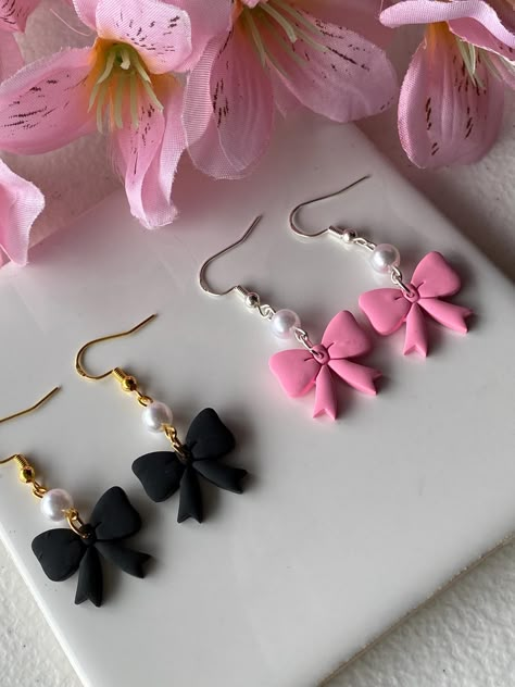 Fimo Clay Jewelry Earrings, Polymer Clay Ideas Earrings, Jewellery With Clay, Diy Fun Earrings, Cute Earrings To Make, Aesthetic Diy Earrings, Bow Clay Earrings, Beaded Earring Ideas, Cute Earrings Diy