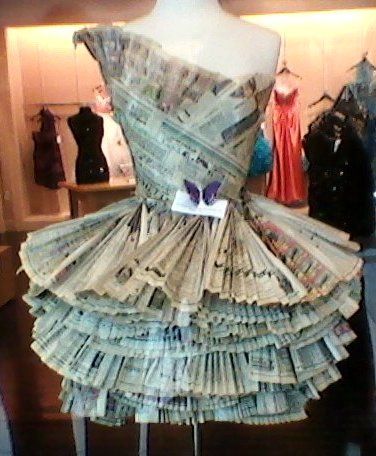 Explore ronijj's photos on Flickr. ronijj has uploaded 9669 photos to Flickr. Paper Costume, Newspaper Fashion, Newspaper Dress, Paper Dresses, Fashion Design Classes, Dress Paper, Recycled Dress, Diy Kostüm, Paper Fashion