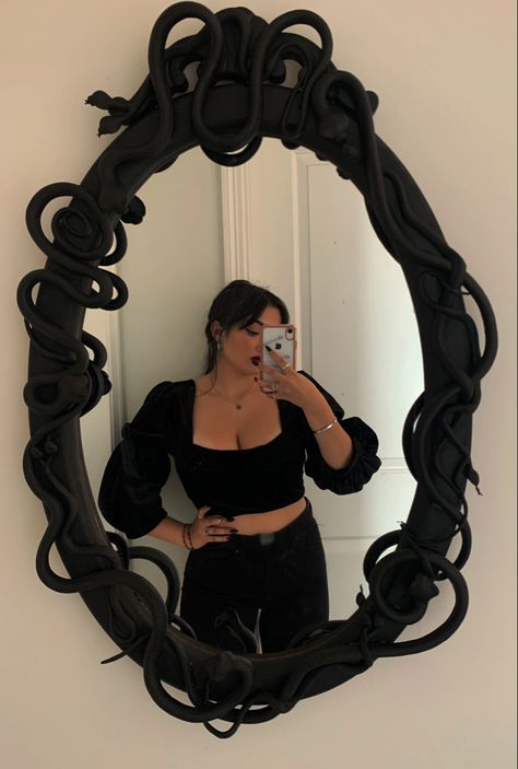 Black Snake Mirror, Snake Mirror Frame, Diy Goth Mirror Frame, Snake Room Aesthetic, Snake Mirror Diy, Body Mirror Decorating Ideas, Mirror Diy Frame Ideas, Mirror Diy Ideas, Medusa Mirror