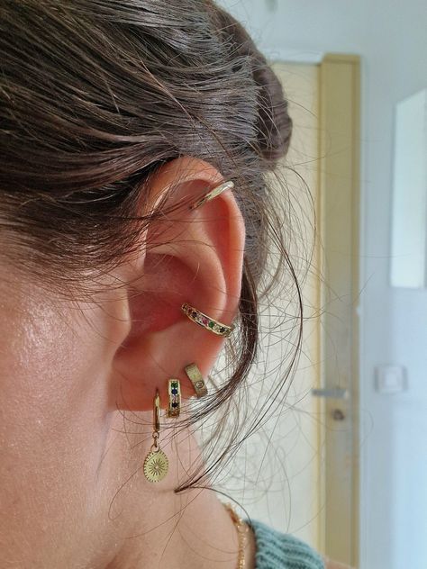 Ear Look Gold earrings ideas Piercing Idea Conch Flat Helix Lobe Conch And Flat Piercing, Floating Helix Piercing, Piercing Styling, High Socks Outfits, Flat Piercing, Piercing Inspo, Cool Ear Piercings, Earrings Ideas, Sock Outfits