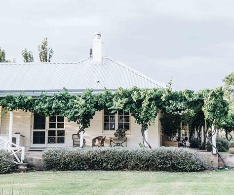 Biodynamic farmer Charlie Arnott takes us on a tour of his farm and home in Boorowa, NSW. Producing food and sharing it with family and friends are well-loved rituals regenerative and biodynamic farmer, Charlie Arnott, and his wife, Angelica. Australian Country Houses, Hoseok Aesthetic, Country Style Magazine, Luxury Beach House, Charming Farmhouse, Mansions Homes, Style Magazine, Farmhouse Exterior, The Farmhouse