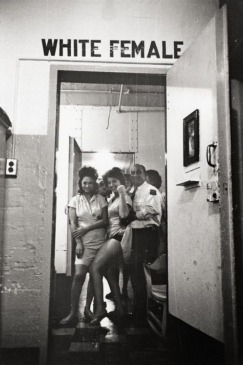 Women’s Prison, New Orleans, 1963 (Photo by Leonard Freed) - Imgur Francis Picabia, By Any Means Necessary, Interesting History, Iconic Photos, White Photo, Vintage Pictures, History Facts, Photojournalism, Vintage Photography