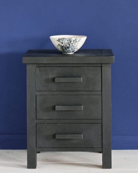 Charcoal Black CHALK PAINT® | Graphite | Annie Sloan Annie Sloan Chalk Paint Graphite, Graphite Chalk Paint, Annie Sloan Graphite, Napoleonic Blue, Chalk Paint Wax, Words On Wood, Gray Chalk Paint, Black Chalk Paint, Using Chalk Paint