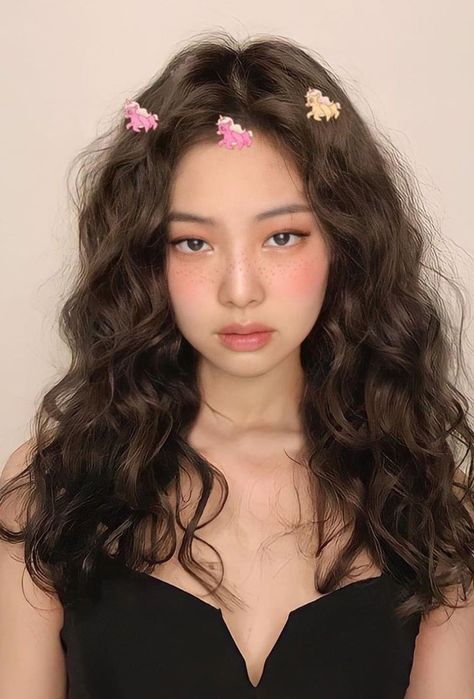 Jennie With Curly Hair, Jennie Curly Hair, Curly Hair Korean, Jennie Hairstyles, Curly Asian Hair, Korean Wavy Hair, Long Hair Perm, Kpop Hair, Crimped Hair