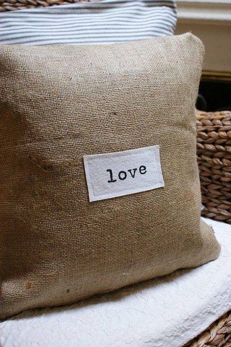 Burlap Crafts Diy, Burlap Projects, The Word Love, Diy Burlap, Dekor Diy, Burlap Crafts, Word Love, Sewing Pillows, Burlap Pillows