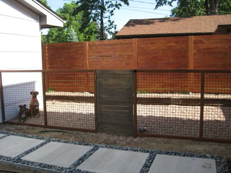 Dog Run Side Yard, Temporary Fence For Dogs, Puppies Stuff, Dog Run Fence, Fence For Dogs, Portable Dog Fence, Diy Dog Run, Backyard Dog Area, Dog Potty Area