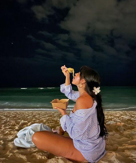 Night Beach Pics Instagram, Night Beach Instagram Pictures, Beach Night Photos, Influencer Vacation Photos, Night Time Beach Photoshoot, Miami Beach Instagram Pictures, Couples Vacation Photos, Miami Beach Pictures, Claudia Tihan