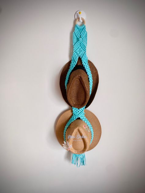 Macrame Double Hat Hanger Diy, Macrame Hat Holder Pattern, Macrame Cowboy Hat Holder Diy, Macrame Hat Hanger Pattern, Macrame Hat Hanger Diy, Diy Hat Hanger, Double Half Hitch Knot, Macrame Hat Hanger, Diy Crochet Hat