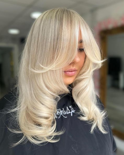 Wanted a bright blended blonde & that’s what she got 👱🏼‍♀️😇 The goal was bright & Creamy blonde 👱🏼‍♀️ ✨🤍 Dialight 10.12 to tone 💕 Full head of my ultimate highlighting technique which allows to get enough brightness & blends against grown out harsh roots 🤍 finished with a wet balayage to really help those ends to pop, what do you think of the results?✨ SWIPE TO SEE BEFORE ▶️ Bright Creamy Blonde, Wet Balayage, Blended Blonde, Full Head Highlights, Highlighting Techniques, Blonde Hair With Roots, Summer Blonde Hair, Full Highlights, Creamy Blonde