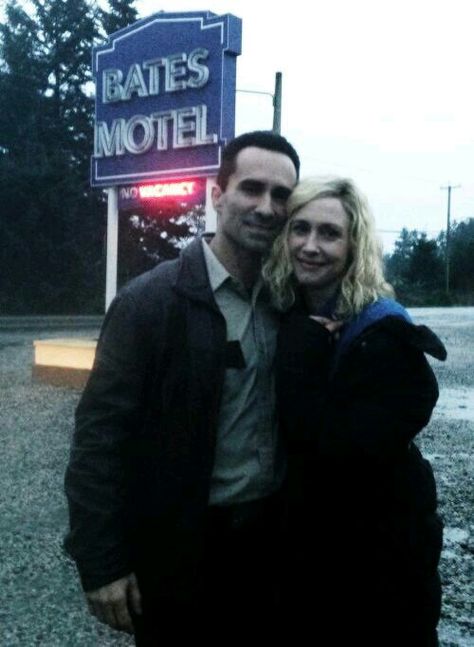 Nestor Carbonell and Vera Farmiga BTS Bates Motel / Romero and Norma / Normero Bates Motel House, Bates Motel Cast, Freddie Highmore Bates Motel, Nestor Carbonell, Conjuring 3, Norma Bates, Little Dorrit, Norman Bates, Freddie Highmore