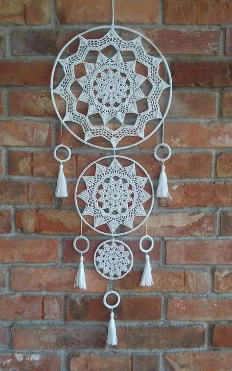 Crochet Dreamcatcher Pattern Free, Diy Crochet Wall Hanging, Motif Mandala Crochet, Crochet Dreamcatcher Pattern, Dreamcatcher Diy, Diy Dream Catcher Tutorial, Doily Art, Dream Catcher Patterns, Dream Catcher Tutorial