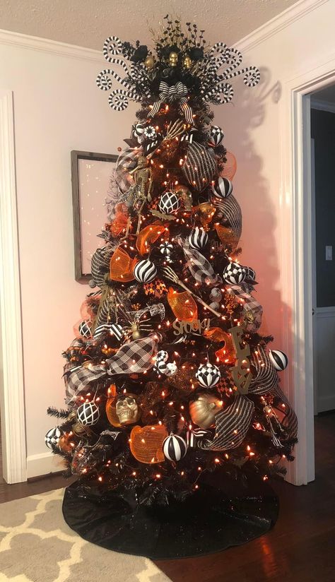 White Halloween Tree Decorating Ideas, Halloween Trees Ideas, Halloween Dinners, Hay Bale Art, Themed Trees, Halloween Glam, Halloween Tree Decorations, Halloween Christmas Tree, Christmas Hand Painted