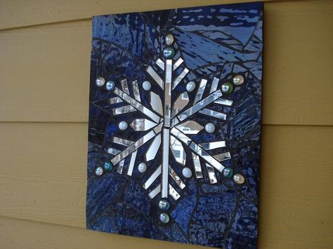 Snowflake with mirror and art glass. Snowflake Mosaic, Shard Art, Garden Mosaics, Nature Camp, Mosaic Christmas, Christmas Mosaics, Winter Artwork, Mosaic Rocks, Beach Glass Crafts